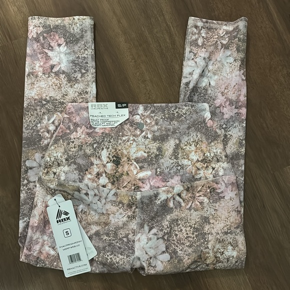 Women’s Reebok, peached tech, flex, yoga pants - Picture 3 of 5